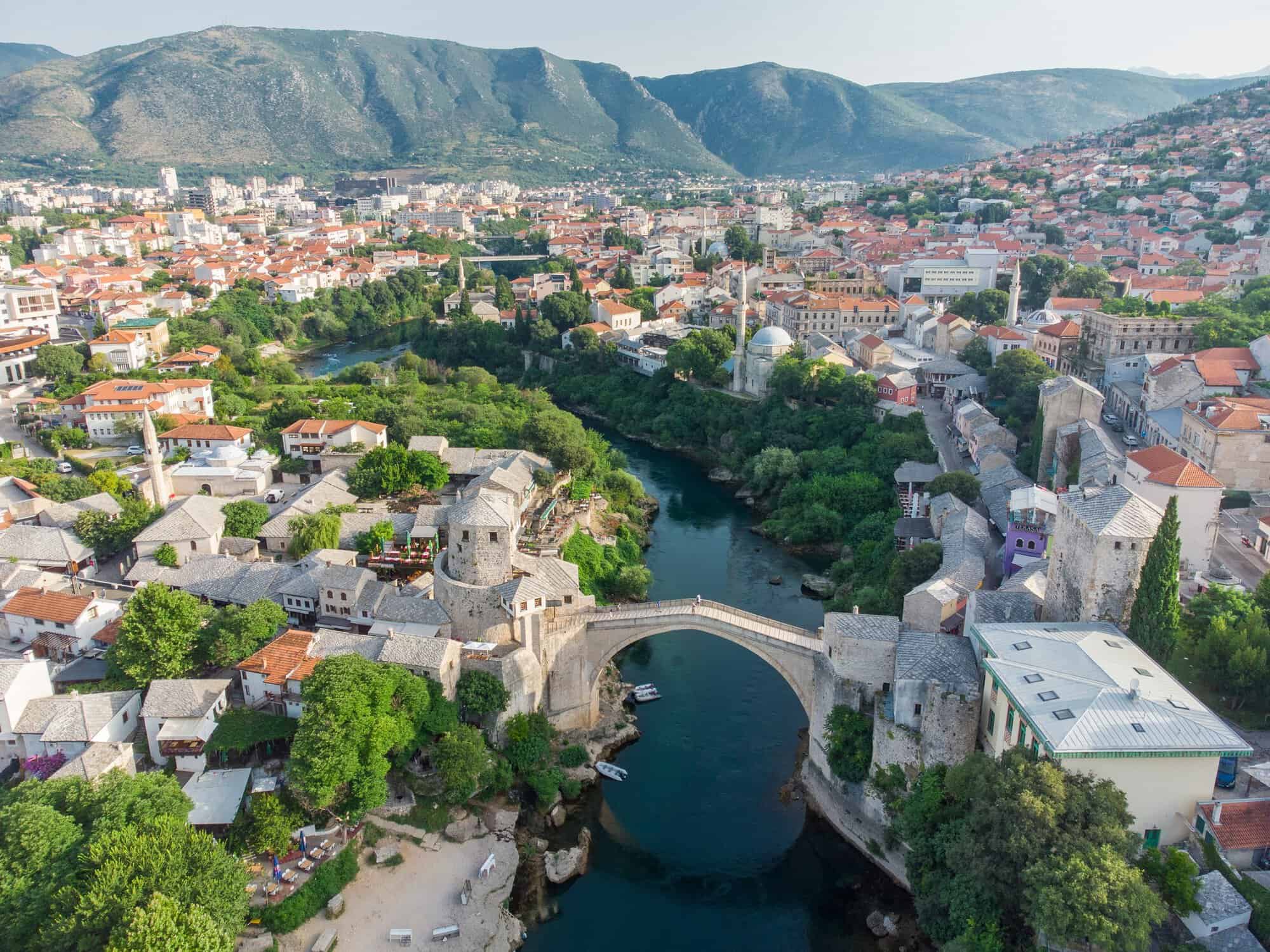 Mostar so psom: praktický sprievodca návštevou Starého mosta a historického centra