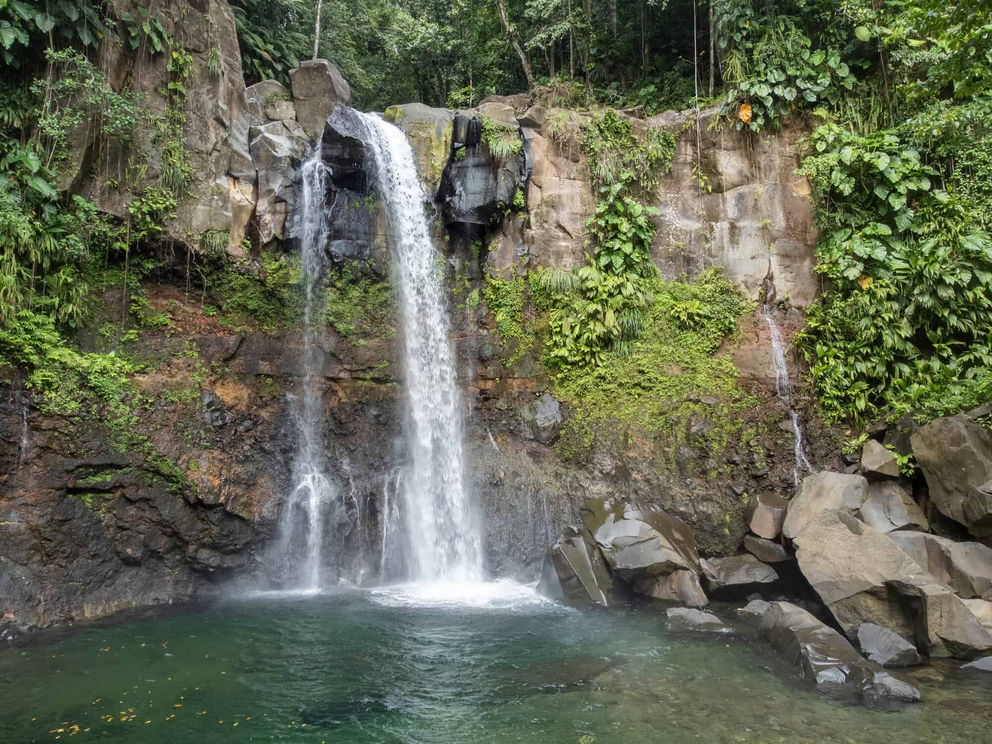 Carbet Falls na Guadeloupe: trek k vodopádom, kúpanie a praktické tipy